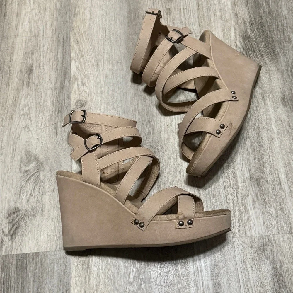 BKE Sole beautiful wedge strappy‎ sandals size 8